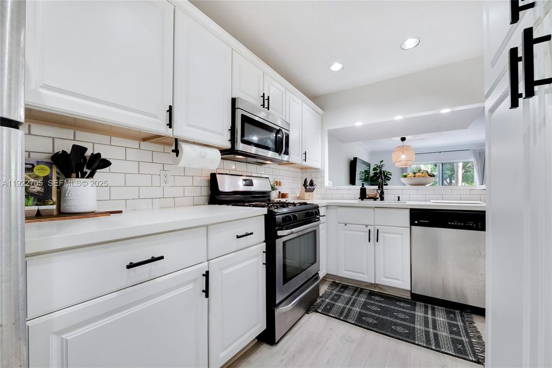 For Sale: $450,000 (3 beds, 2 baths, 1290 Square Feet)