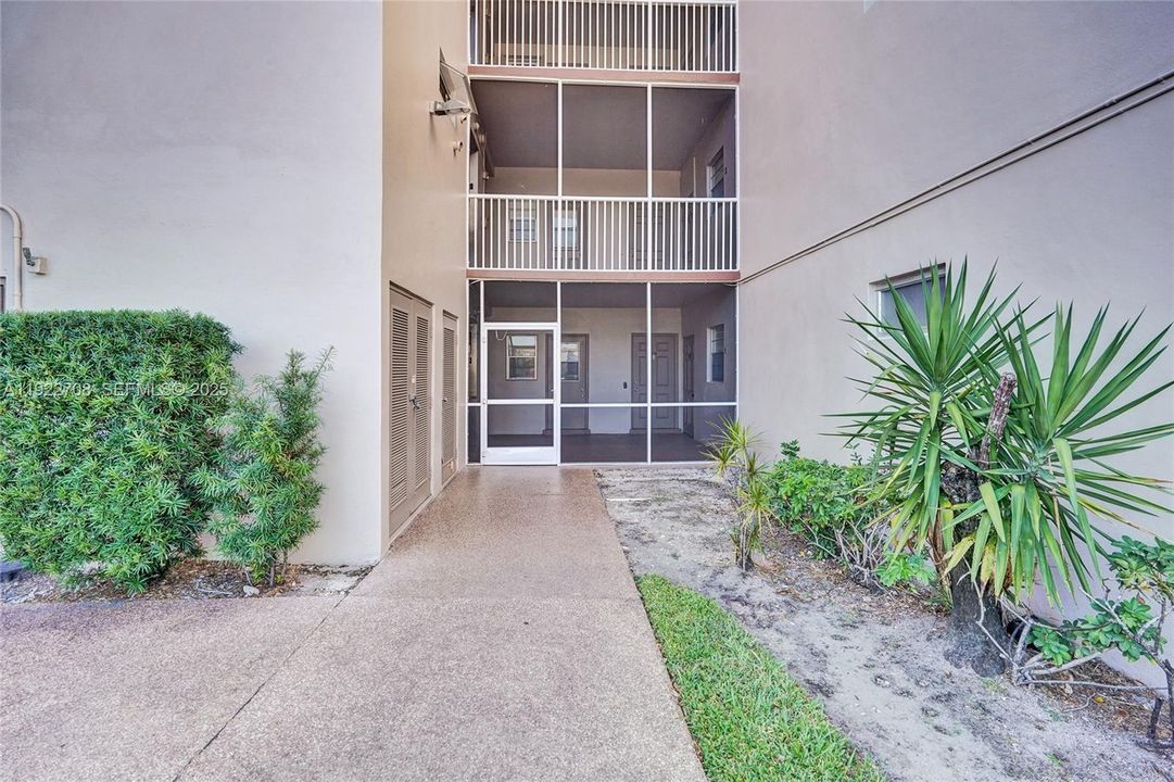 For Sale: $239,000 (2 beds, 2 baths, 782 Square Feet)