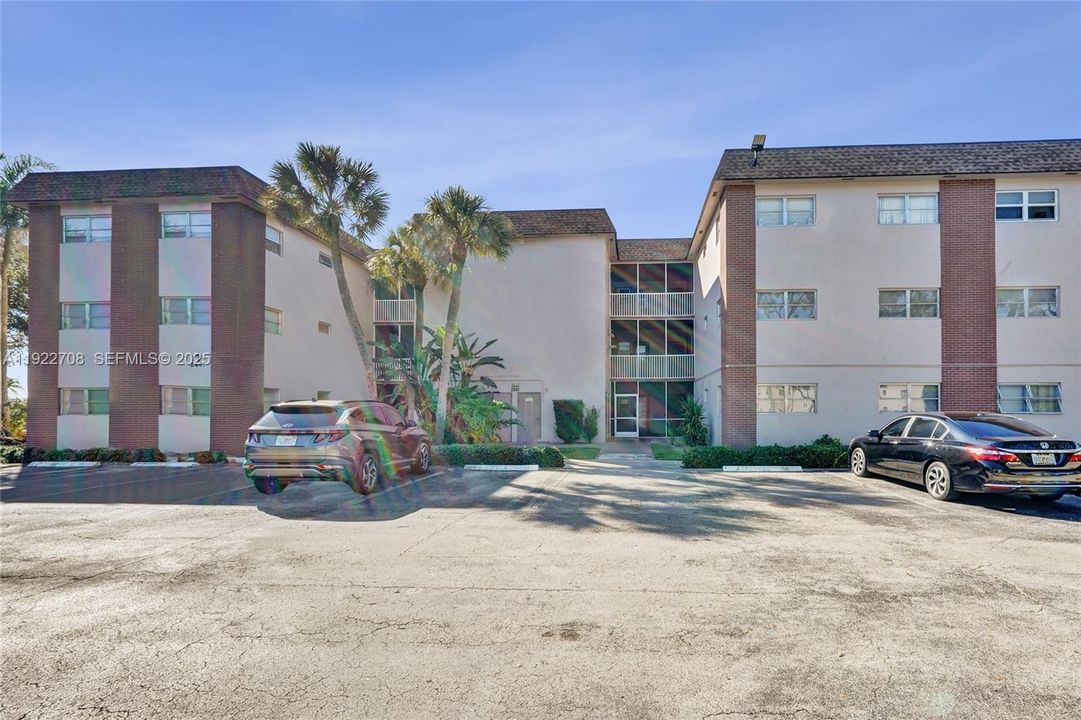 For Sale: $239,000 (2 beds, 2 baths, 782 Square Feet)