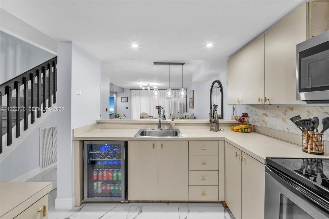 For Sale: $345,000 (2 beds, 1 baths, 1328 Square Feet)