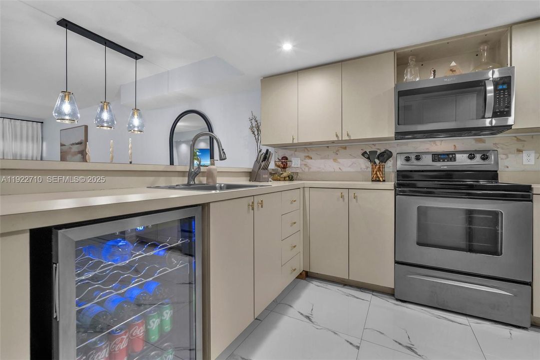 For Sale: $345,000 (2 beds, 1 baths, 1328 Square Feet)