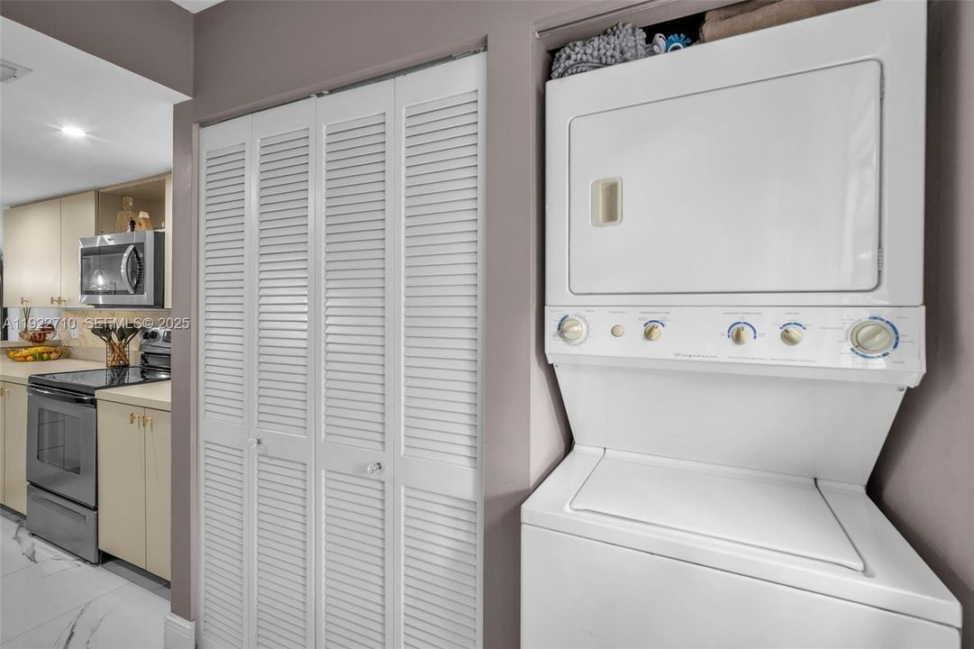 For Sale: $345,000 (2 beds, 1 baths, 1328 Square Feet)