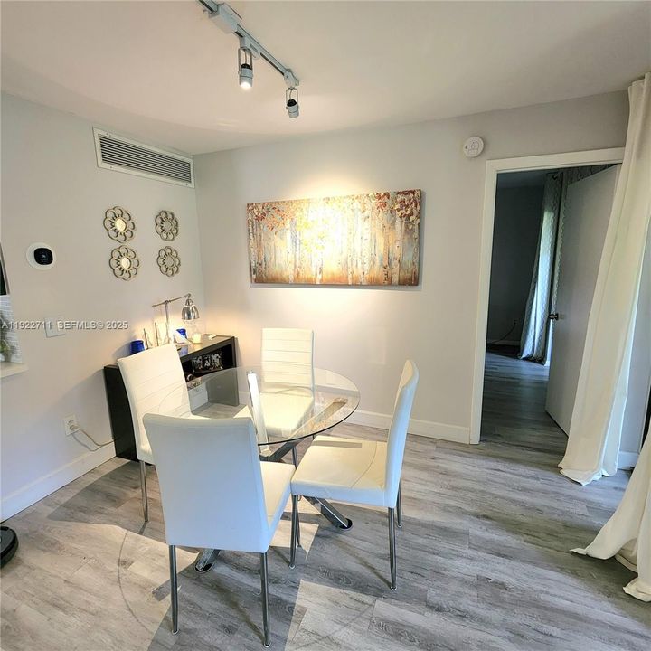 出租: $2,150 (2 贝兹, 2 浴室, 978 平方英尺)