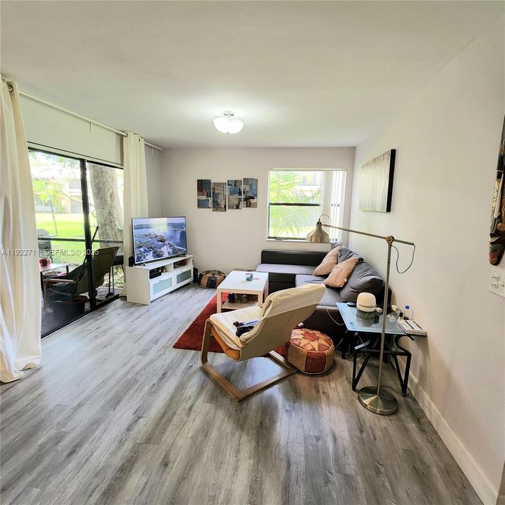 出租: $2,150 (2 贝兹, 2 浴室, 978 平方英尺)