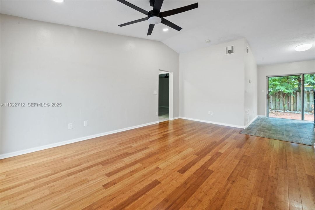 For Rent: $2,750 (2 beds, 1 baths, 1015 Square Feet)