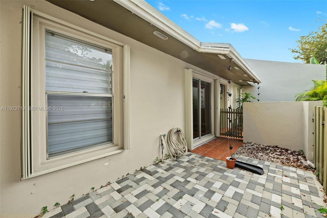 For Rent: $2,750 (2 beds, 1 baths, 1015 Square Feet)