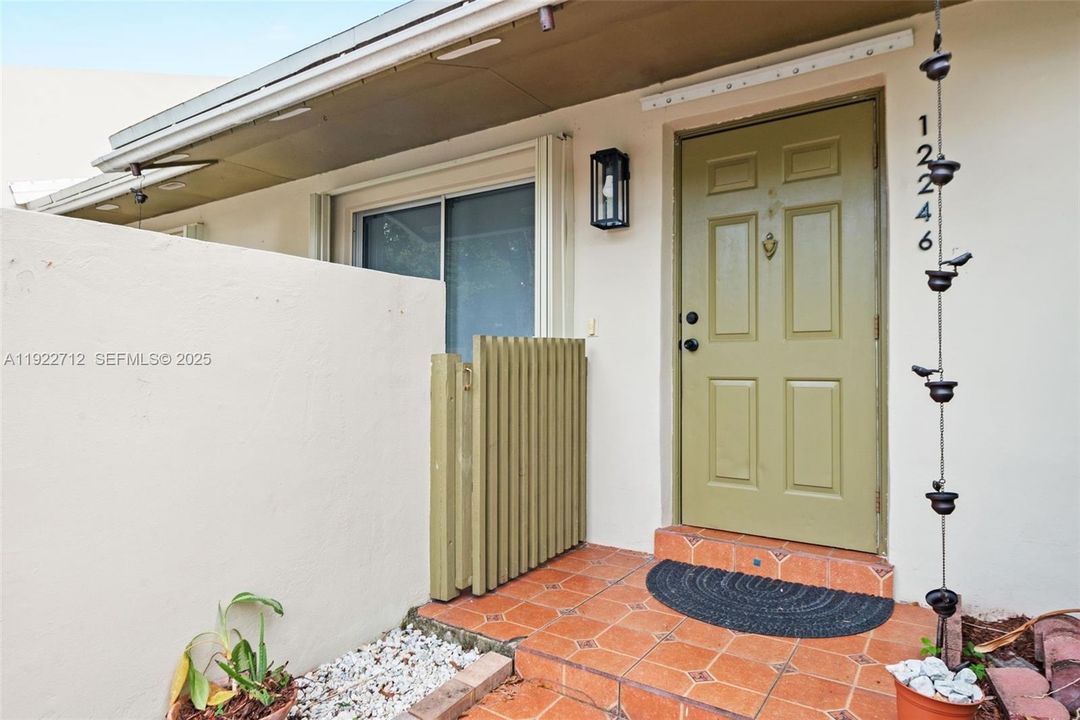 For Rent: $2,750 (2 beds, 1 baths, 1015 Square Feet)