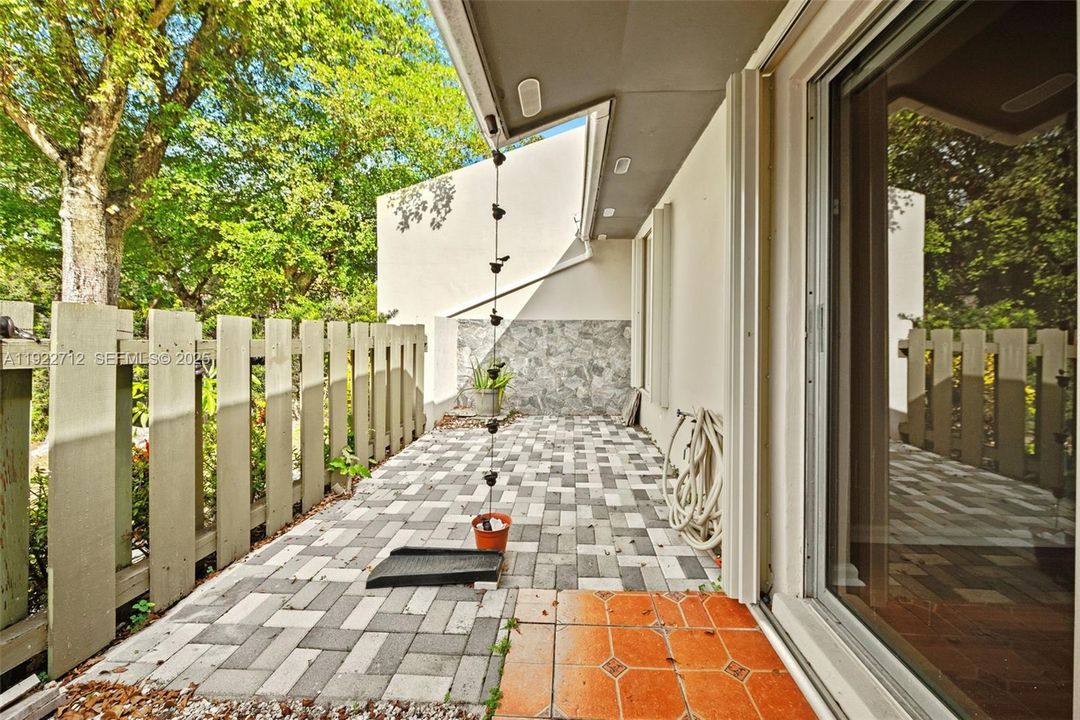 For Rent: $2,750 (2 beds, 1 baths, 1015 Square Feet)