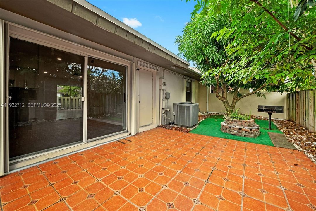 For Rent: $2,750 (2 beds, 1 baths, 1015 Square Feet)