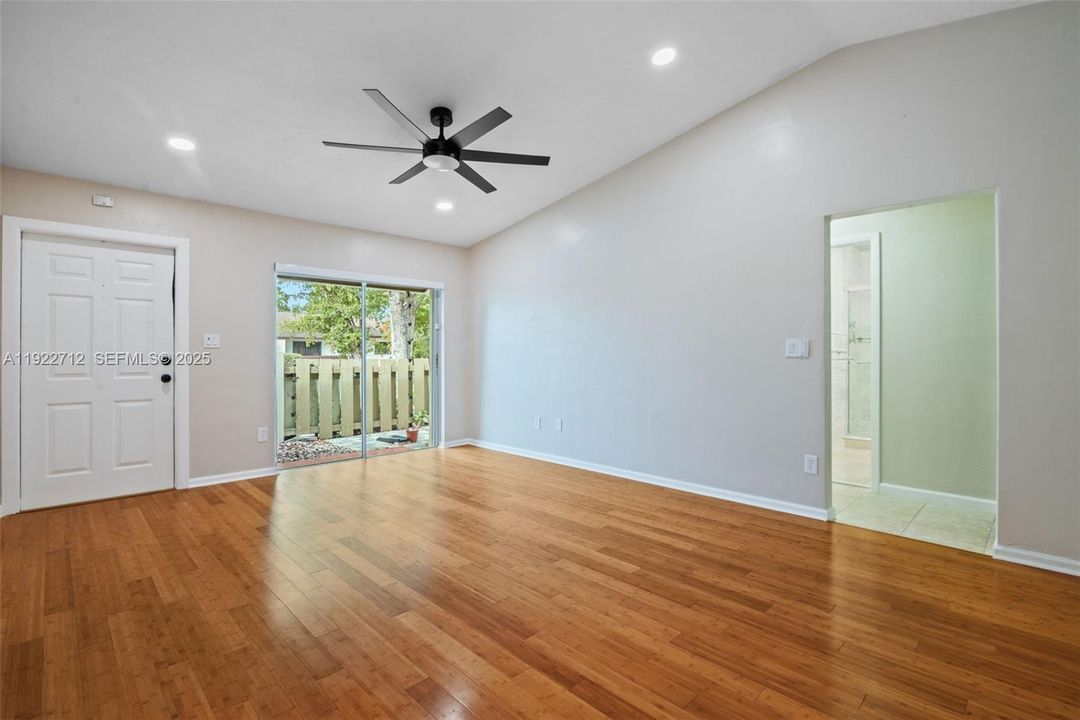 For Rent: $2,750 (2 beds, 1 baths, 1015 Square Feet)