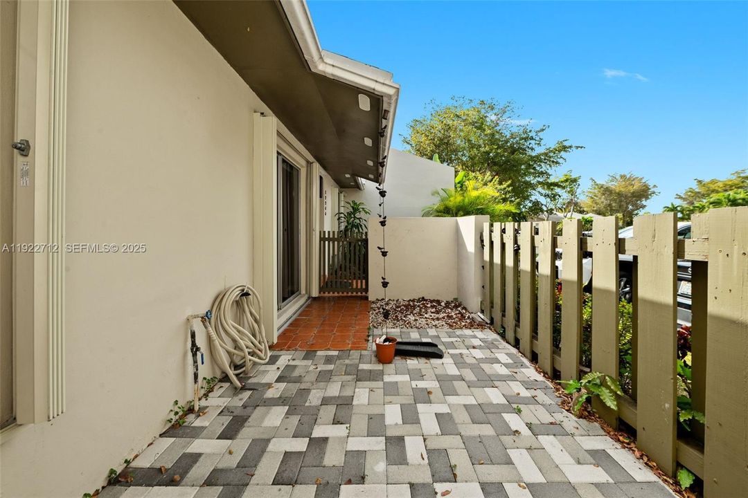 For Rent: $2,750 (2 beds, 1 baths, 1015 Square Feet)