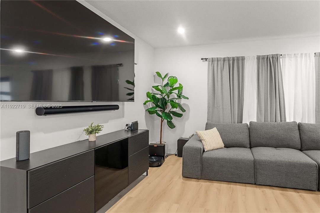 For Sale: $719,900 (3 beds, 2 baths, 1844 Square Feet)