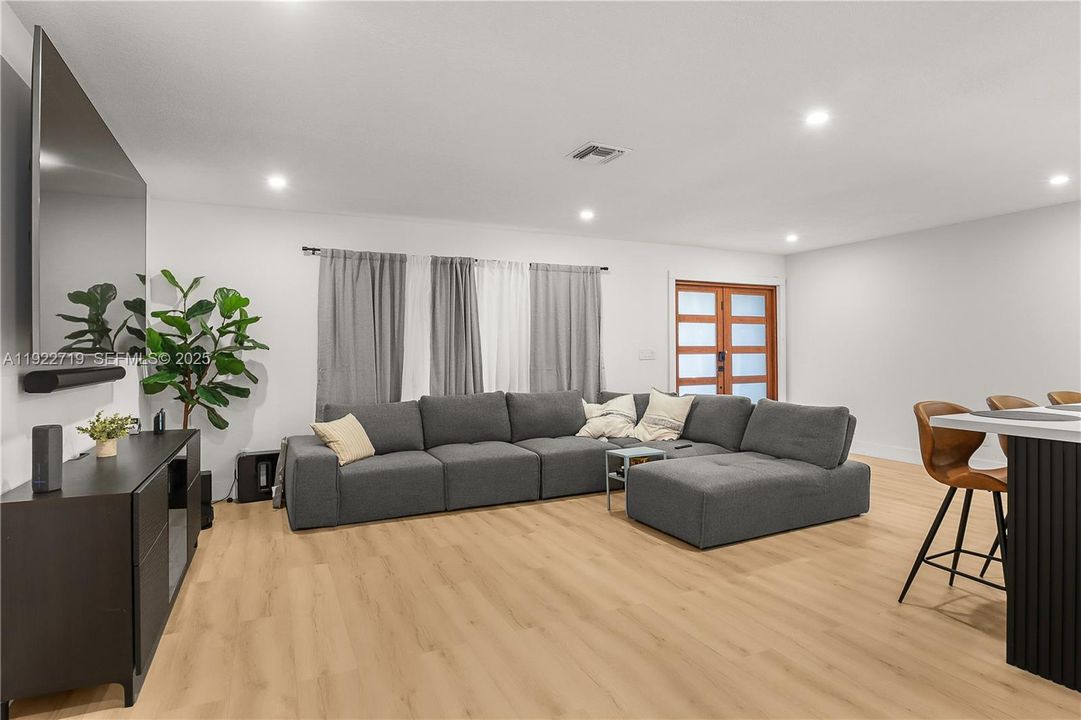 For Sale: $719,900 (3 beds, 2 baths, 1844 Square Feet)