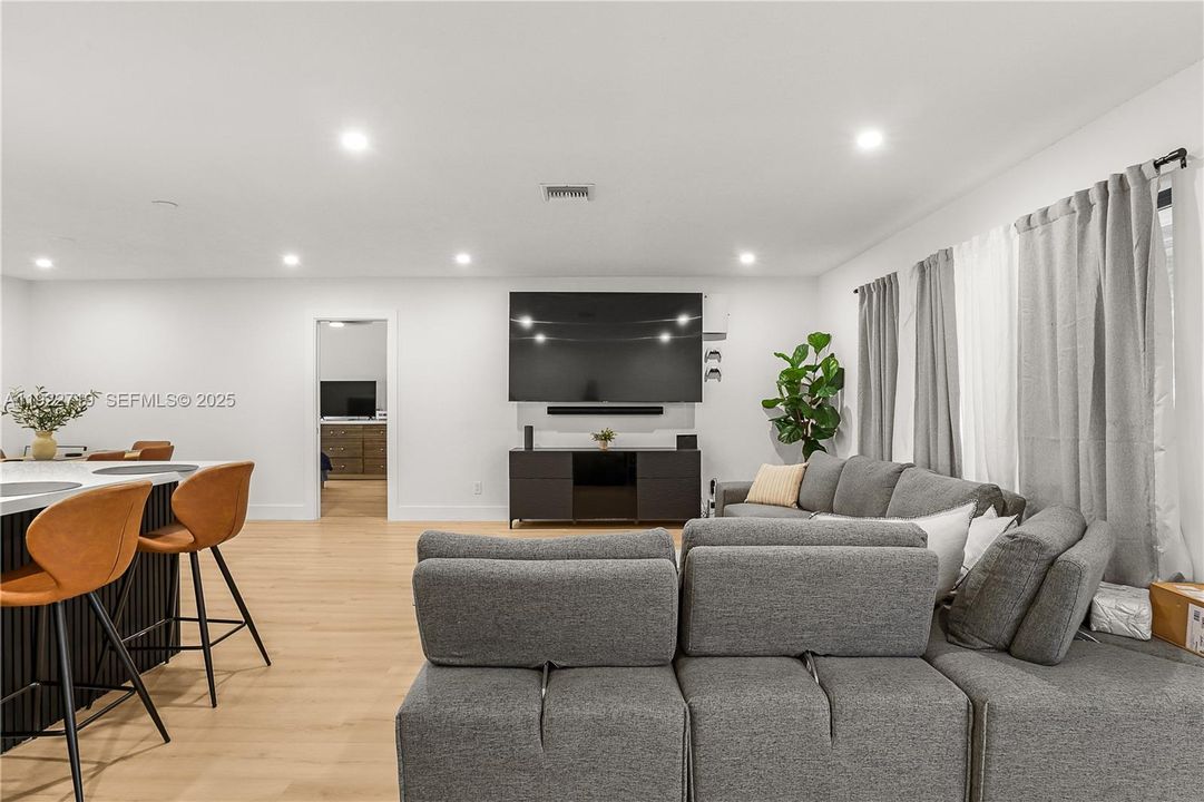 For Sale: $719,900 (3 beds, 2 baths, 1844 Square Feet)