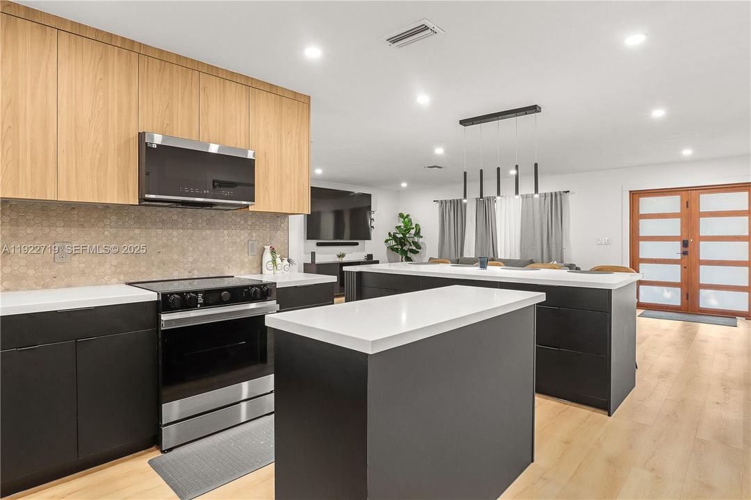 For Sale: $719,900 (3 beds, 2 baths, 1844 Square Feet)