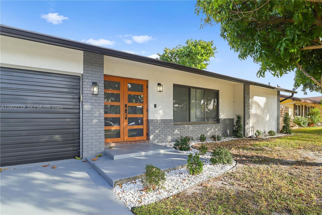 For Sale: $719,900 (3 beds, 2 baths, 1844 Square Feet)