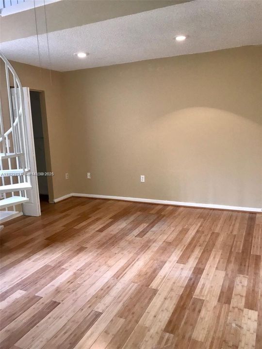 Active With Contract: $2,500 (2 beds, 2 baths, 1214 Square Feet)