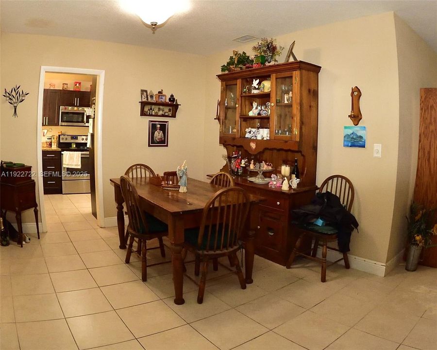 Activo con contrato: $508,000 (3 camas, 2 baños, 1735 Pies cuadrados)