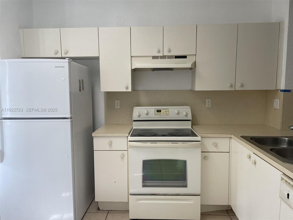 For Rent: $2,200 (2 beds, 2 baths, 1214 Square Feet)