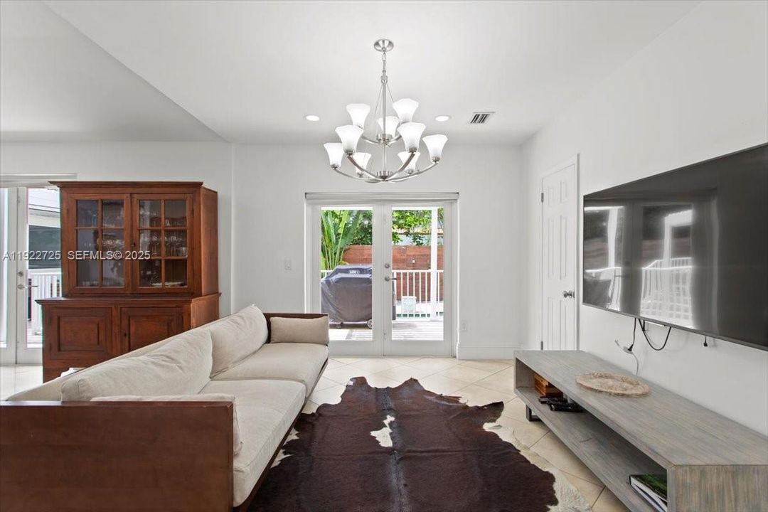 For Sale: $1,900,000 (4 beds, 3 baths, 1949 Square Feet)