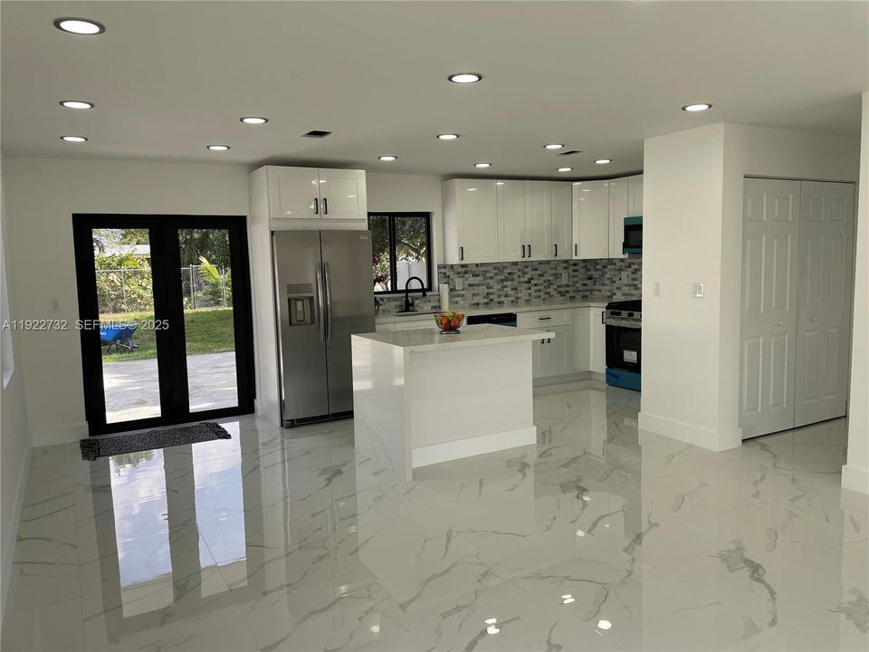 合同活跃: $535,000 (3 贝兹, 1 浴室, 984 平方英尺)