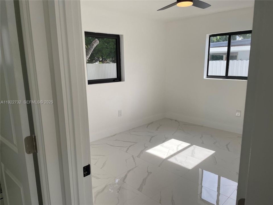 合同活跃: $535,000 (3 贝兹, 1 浴室, 984 平方英尺)