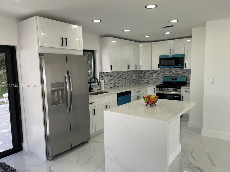 合同活跃: $535,000 (3 贝兹, 1 浴室, 984 平方英尺)