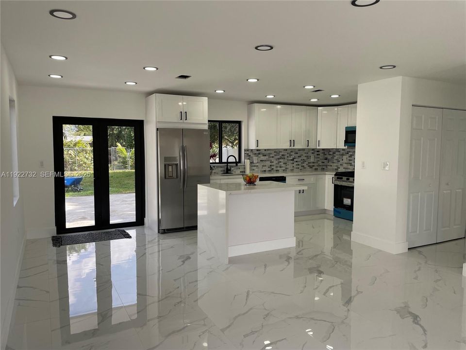 合同活跃: $535,000 (3 贝兹, 1 浴室, 984 平方英尺)