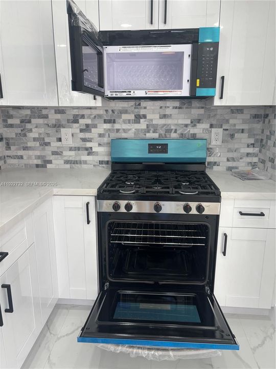 合同活跃: $535,000 (3 贝兹, 1 浴室, 984 平方英尺)