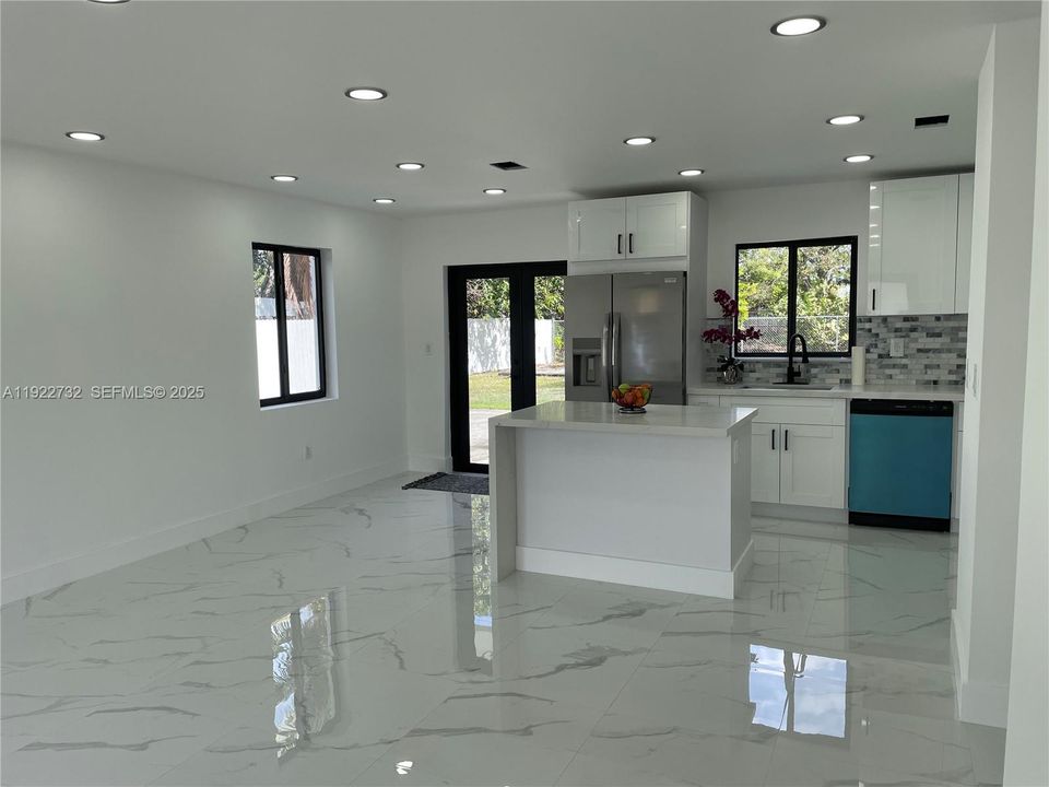 合同活跃: $535,000 (3 贝兹, 1 浴室, 984 平方英尺)