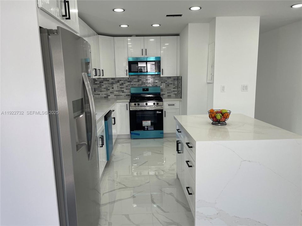 合同活跃: $535,000 (3 贝兹, 1 浴室, 984 平方英尺)