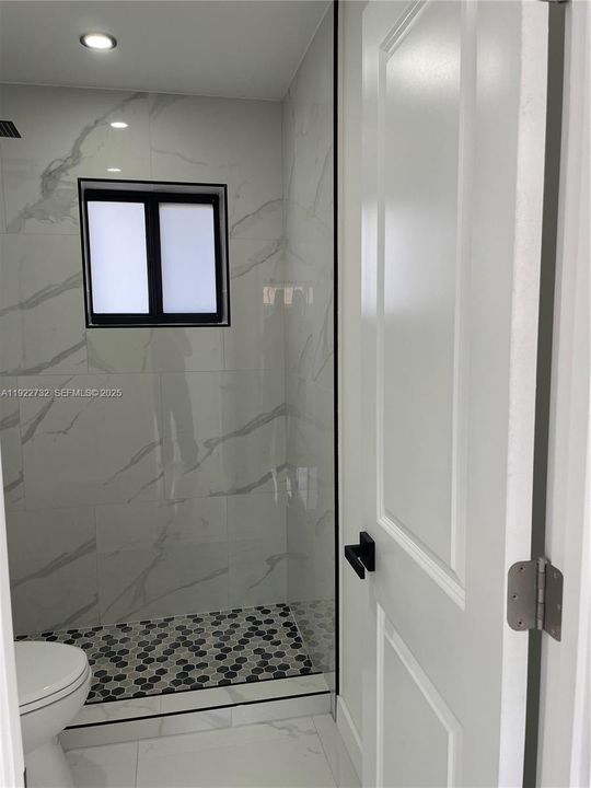 合同活跃: $535,000 (3 贝兹, 1 浴室, 984 平方英尺)