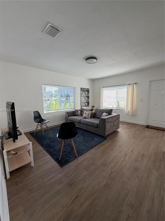 For Rent: $2,450 (2 beds, 1 baths, 800 Square Feet)