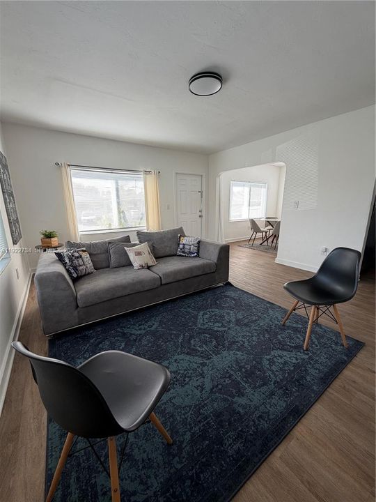 For Rent: $2,450 (2 beds, 1 baths, 800 Square Feet)