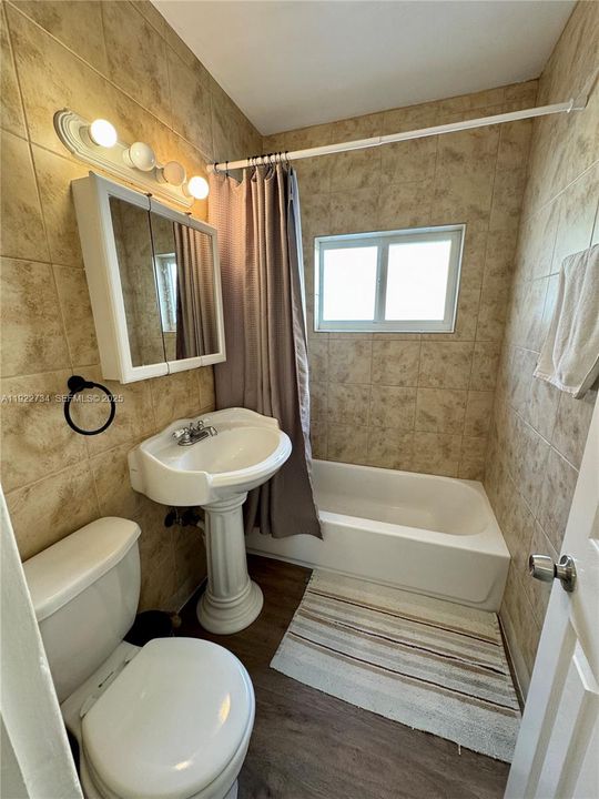 For Rent: $2,450 (2 beds, 1 baths, 800 Square Feet)