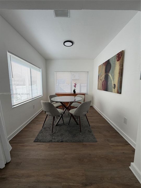 For Rent: $2,450 (2 beds, 1 baths, 800 Square Feet)