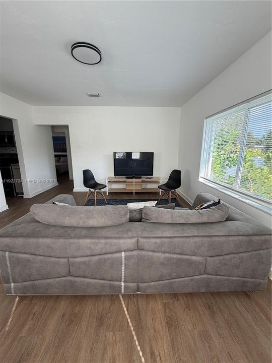 For Rent: $2,450 (2 beds, 1 baths, 800 Square Feet)