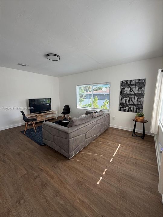 For Rent: $2,450 (2 beds, 1 baths, 800 Square Feet)