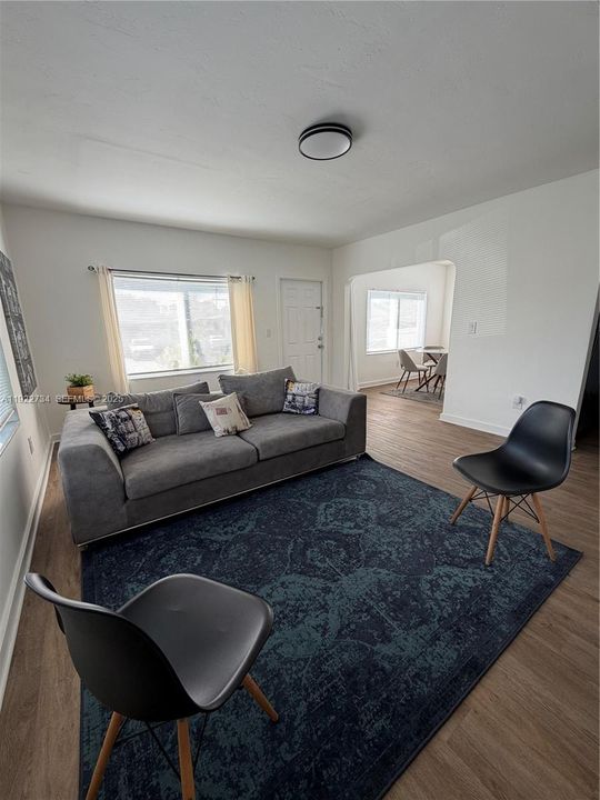 For Rent: $2,450 (2 beds, 1 baths, 800 Square Feet)