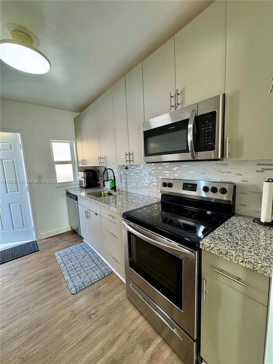 For Rent: $2,450 (2 beds, 1 baths, 800 Square Feet)