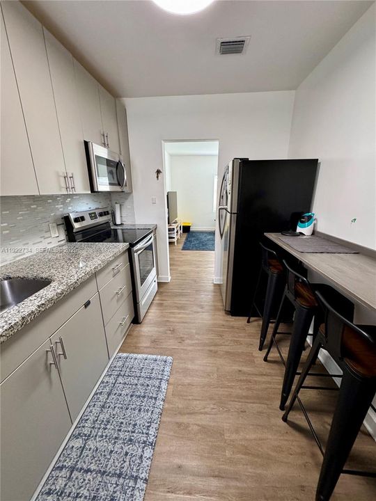 For Rent: $2,450 (2 beds, 1 baths, 800 Square Feet)