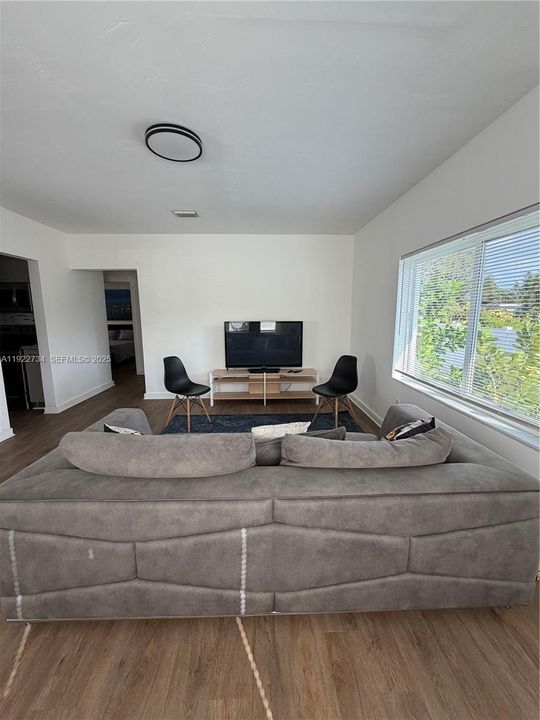 For Rent: $2,450 (2 beds, 1 baths, 800 Square Feet)