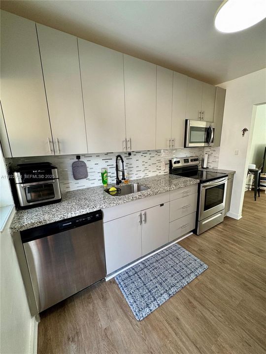 For Rent: $2,450 (2 beds, 1 baths, 800 Square Feet)