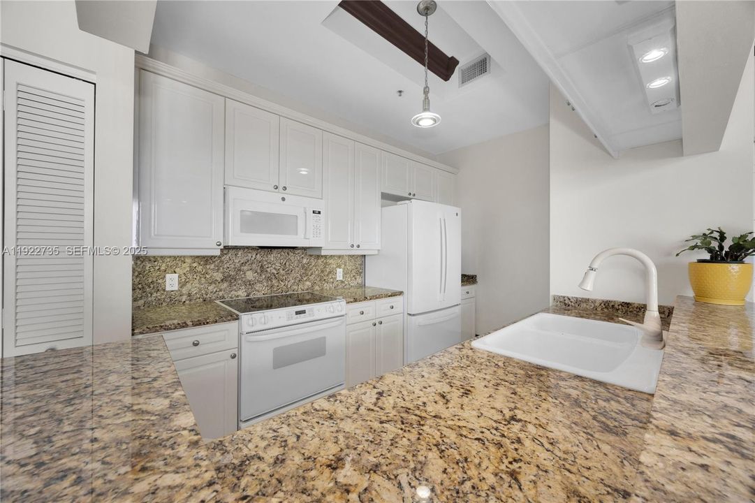 For Rent: $4,300 (1 beds, 1 baths, 959 Square Feet)