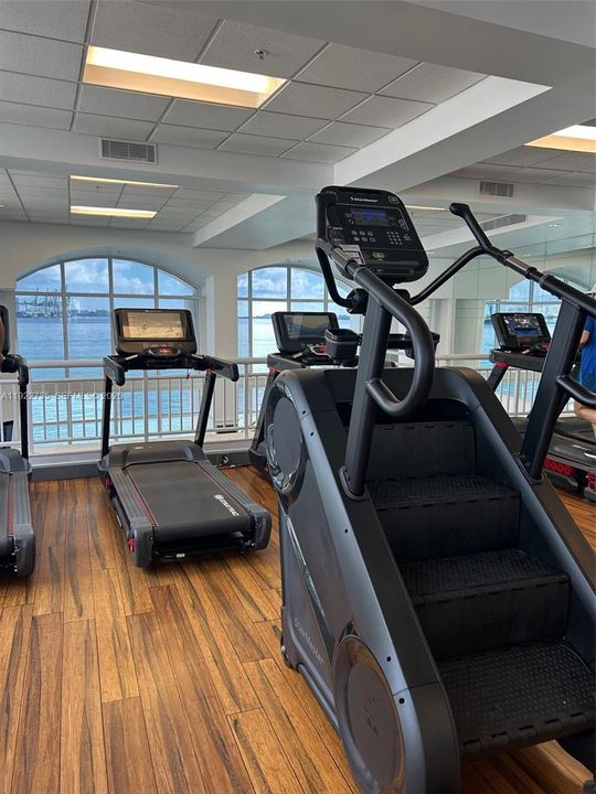 For Rent: $4,300 (1 beds, 1 baths, 959 Square Feet)