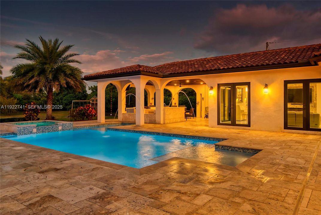 На продажу: $2,199,000 (4 спален, 3 ванн, 4356 Квадратных фут)