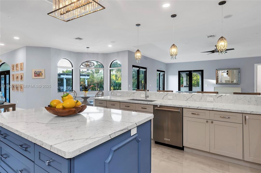 На продажу: $2,199,000 (4 спален, 3 ванн, 4356 Квадратных фут)