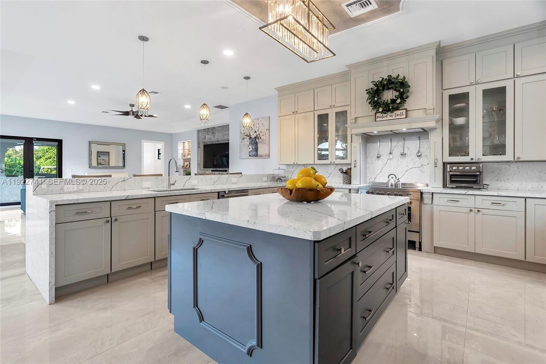 На продажу: $2,199,000 (4 спален, 3 ванн, 4356 Квадратных фут)