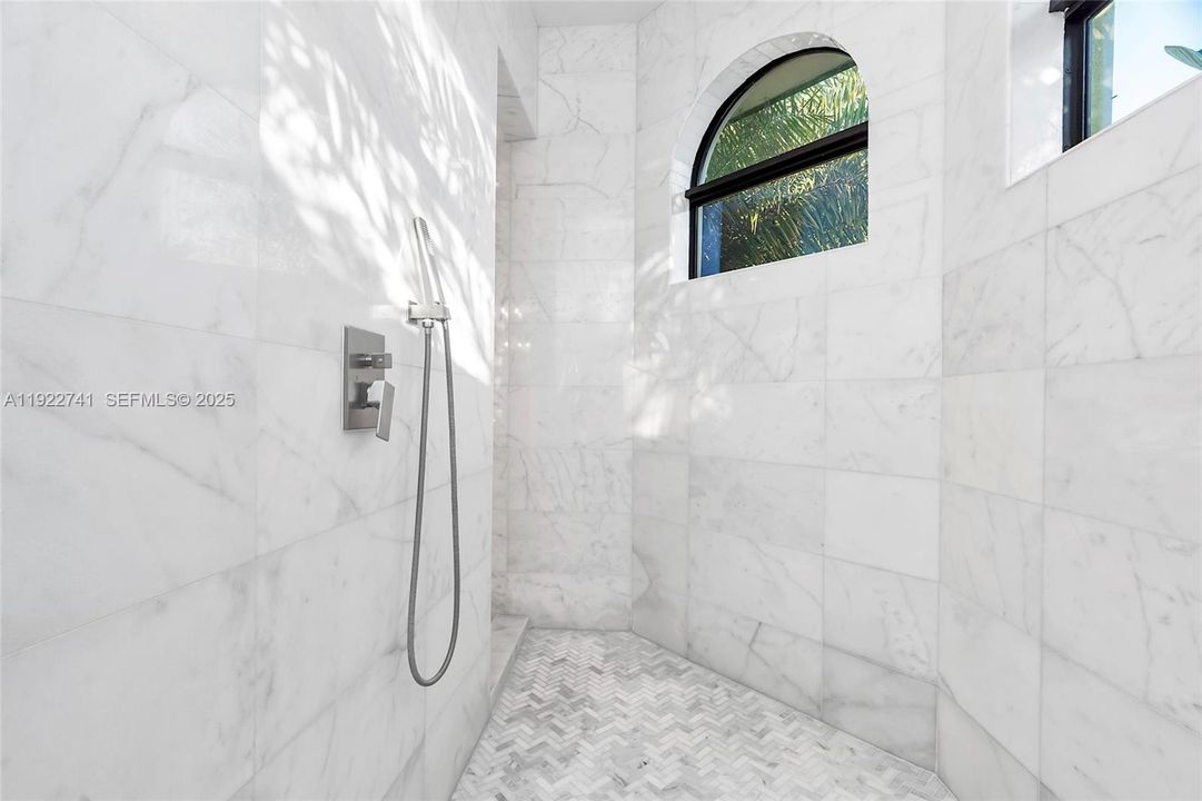 На продажу: $2,199,000 (4 спален, 3 ванн, 4356 Квадратных фут)