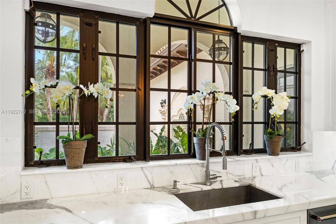 For Sale: $6,495,000 (7 beds, 7 baths, 7046 Square Feet)